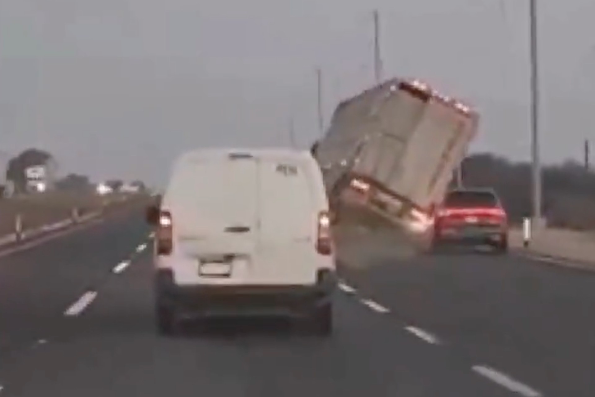 #Video Tráiler causa el terror en carretera de Guanajuato y termina volcado