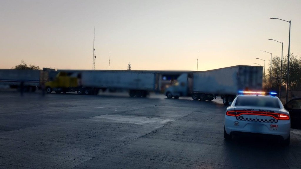 Transportistas bloquean por cinco horas la autopista México-Querétaro Transportistas bloquean por cinco horas la autopista México-Querétaro