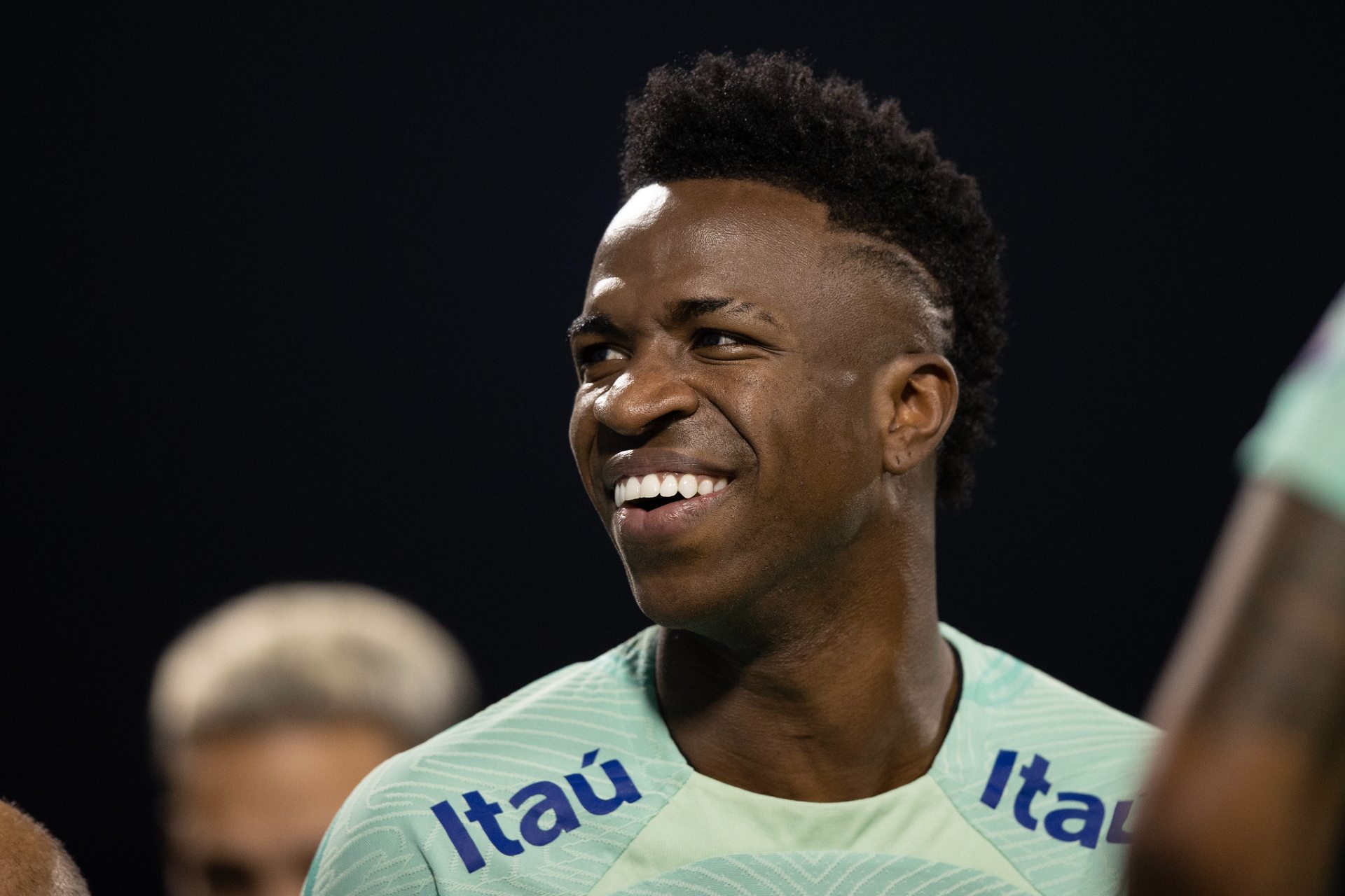 #Video Gato interrumpe rueda de prensa de Vinicius