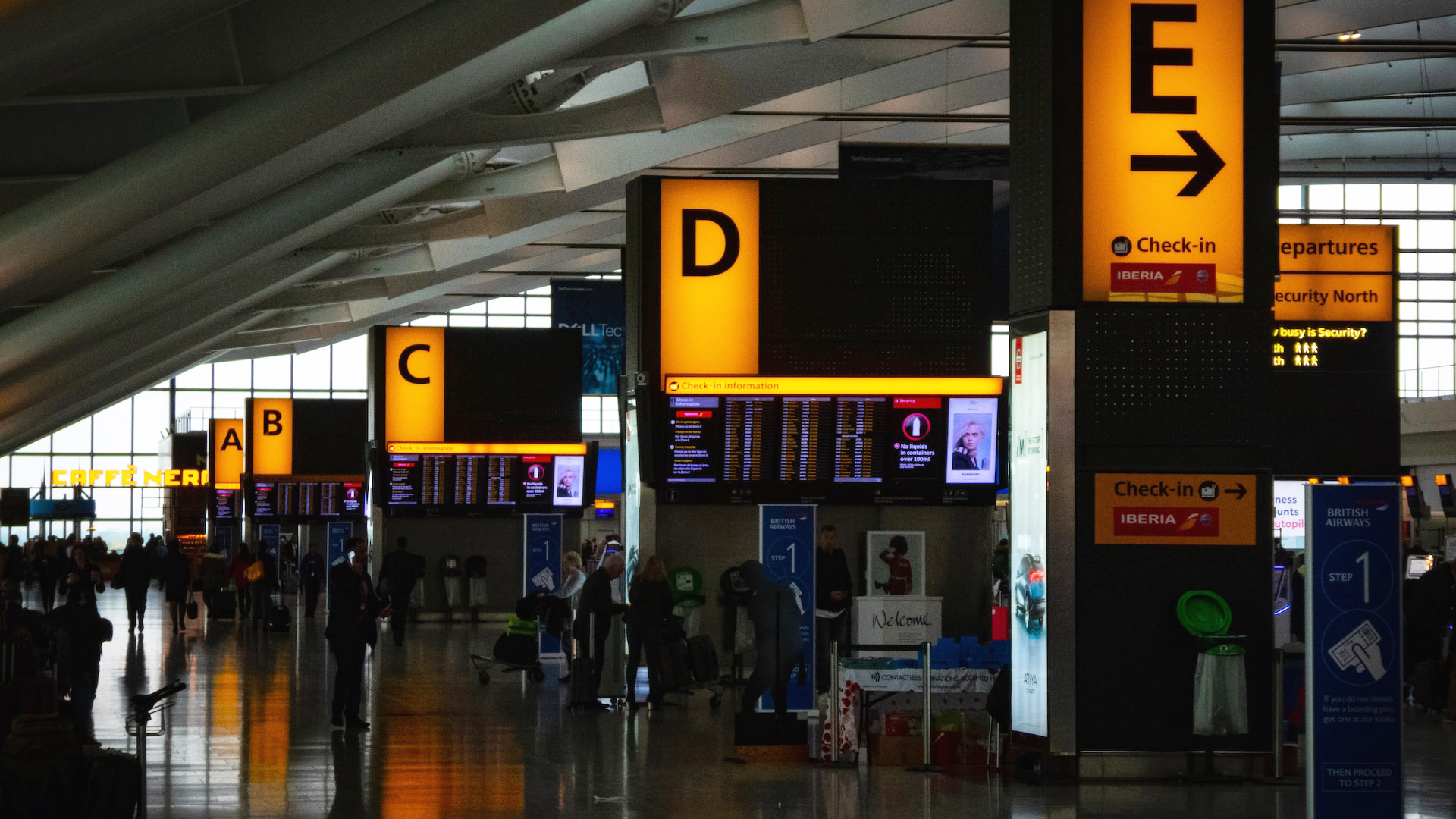 Investigan hallazgo de metal contaminado con uranio en aeropuerto de Heathrow Investigan hallazgo de metal contaminado con uranio en aeropuerto de Heathrow