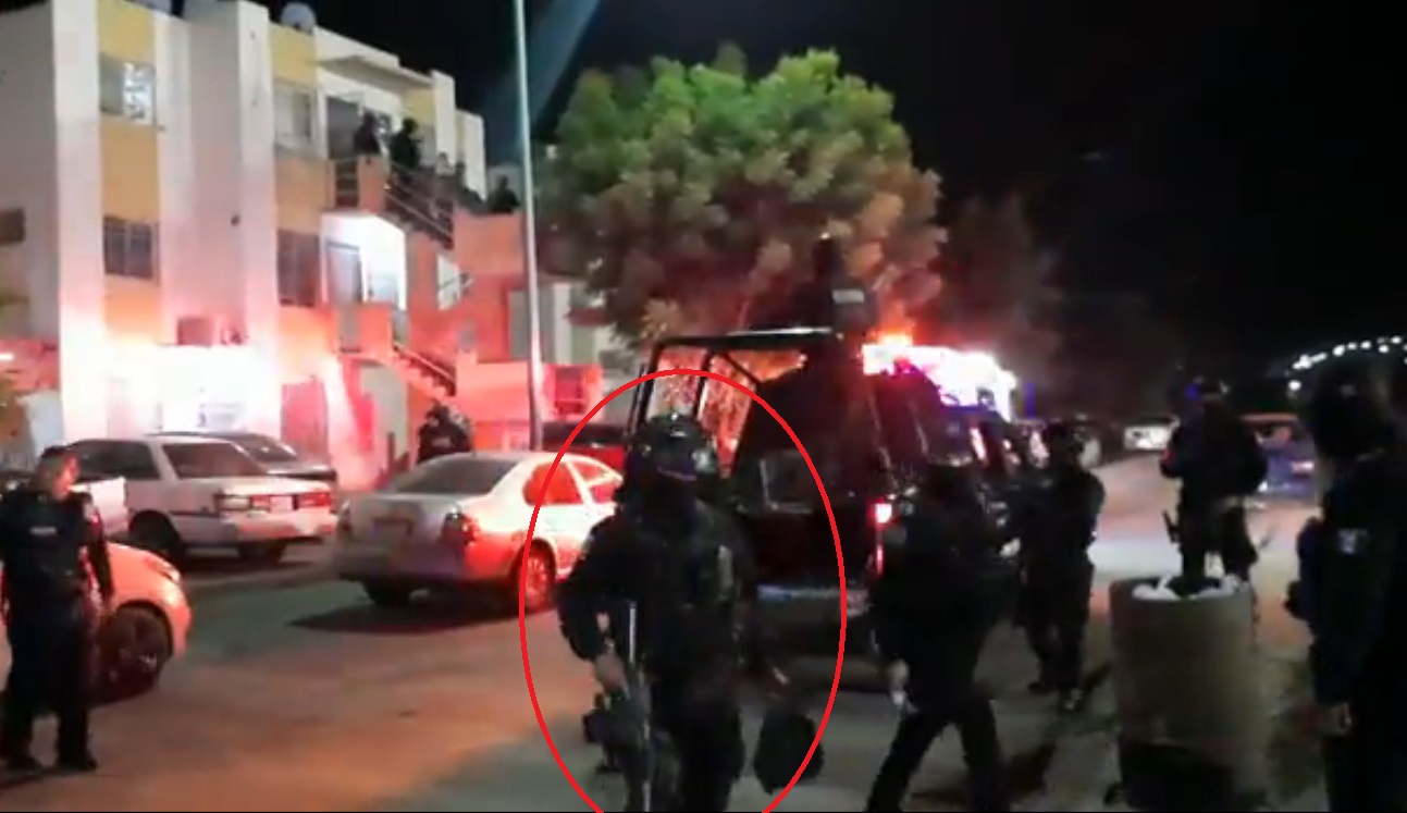 #Video Policía de Sinaloa apunta con arma al periodista Ernesto Martínez #Video Policía de Sinaloa apunta con arma al periodista Ernesto Martínez