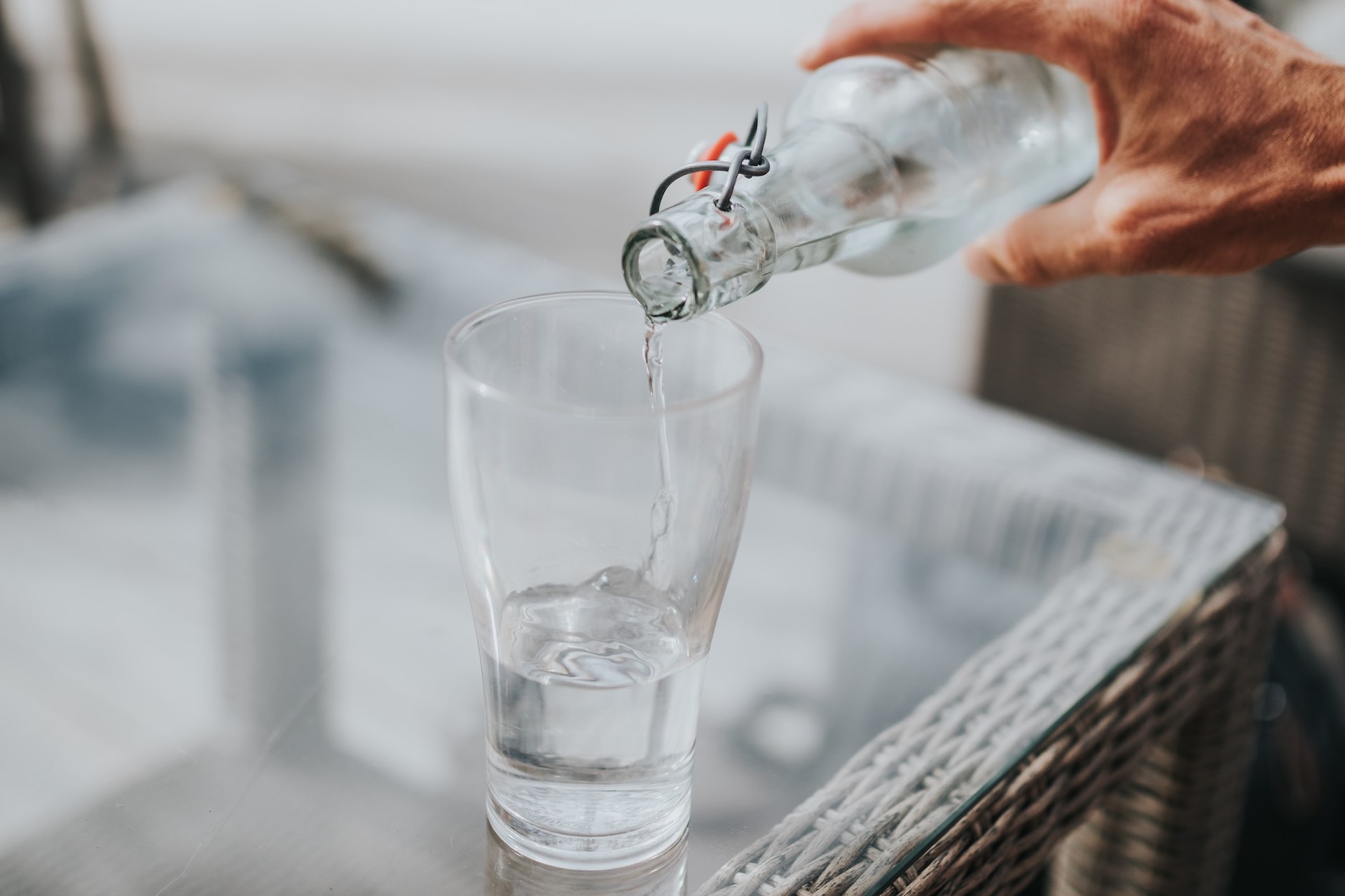 Adultos más hidratados ralentizan el envejecimiento y tienen mejor salud Adultos más hidratados ralentizan el envejecimiento y tienen mejor salud