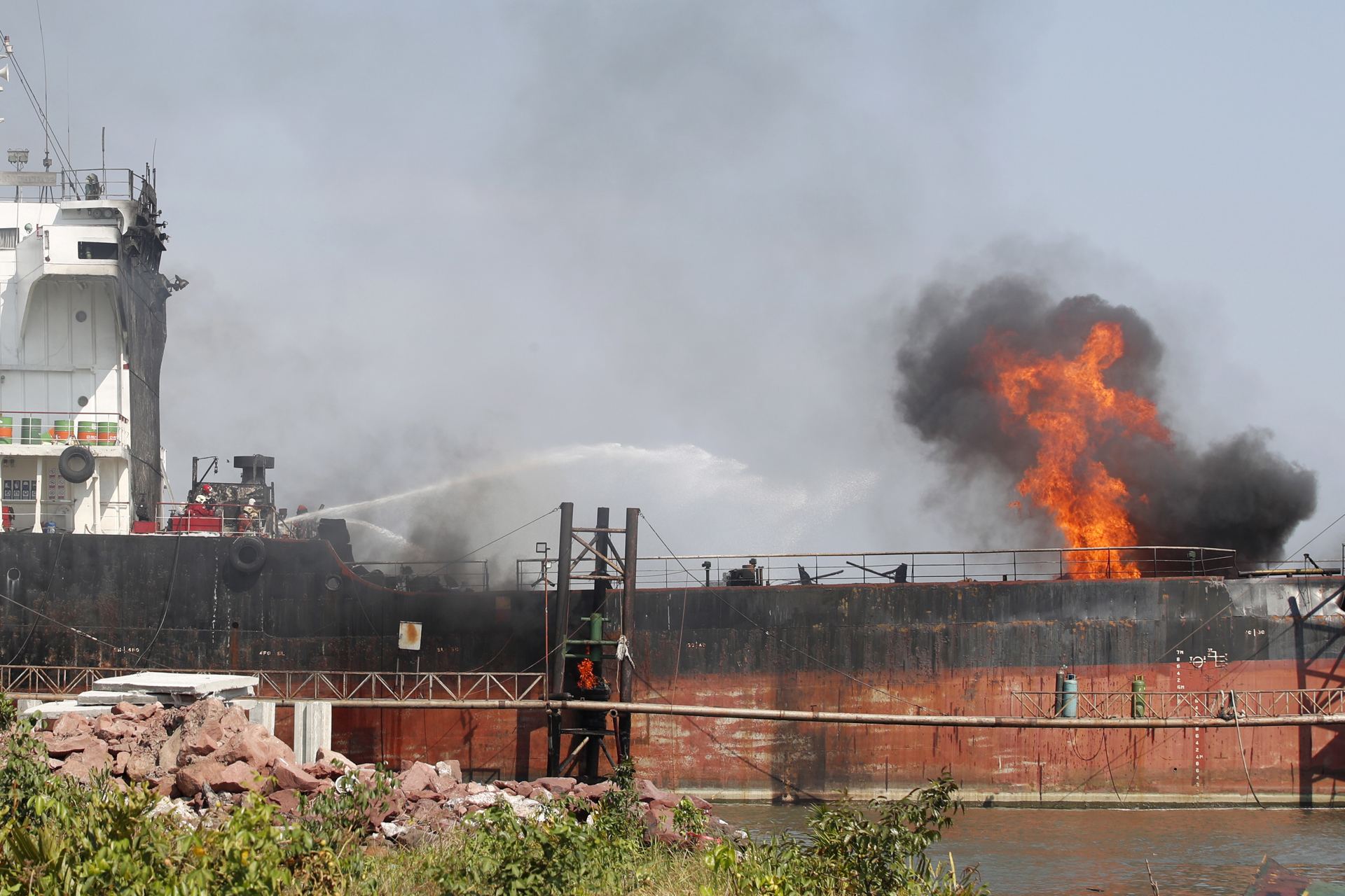 Al menos 1 muerto y 4 heridos por la explosión de un petrolero en Tailandia Al menos 1 muerto y 4 heridos por la explosión de un petrolero en Tailandia