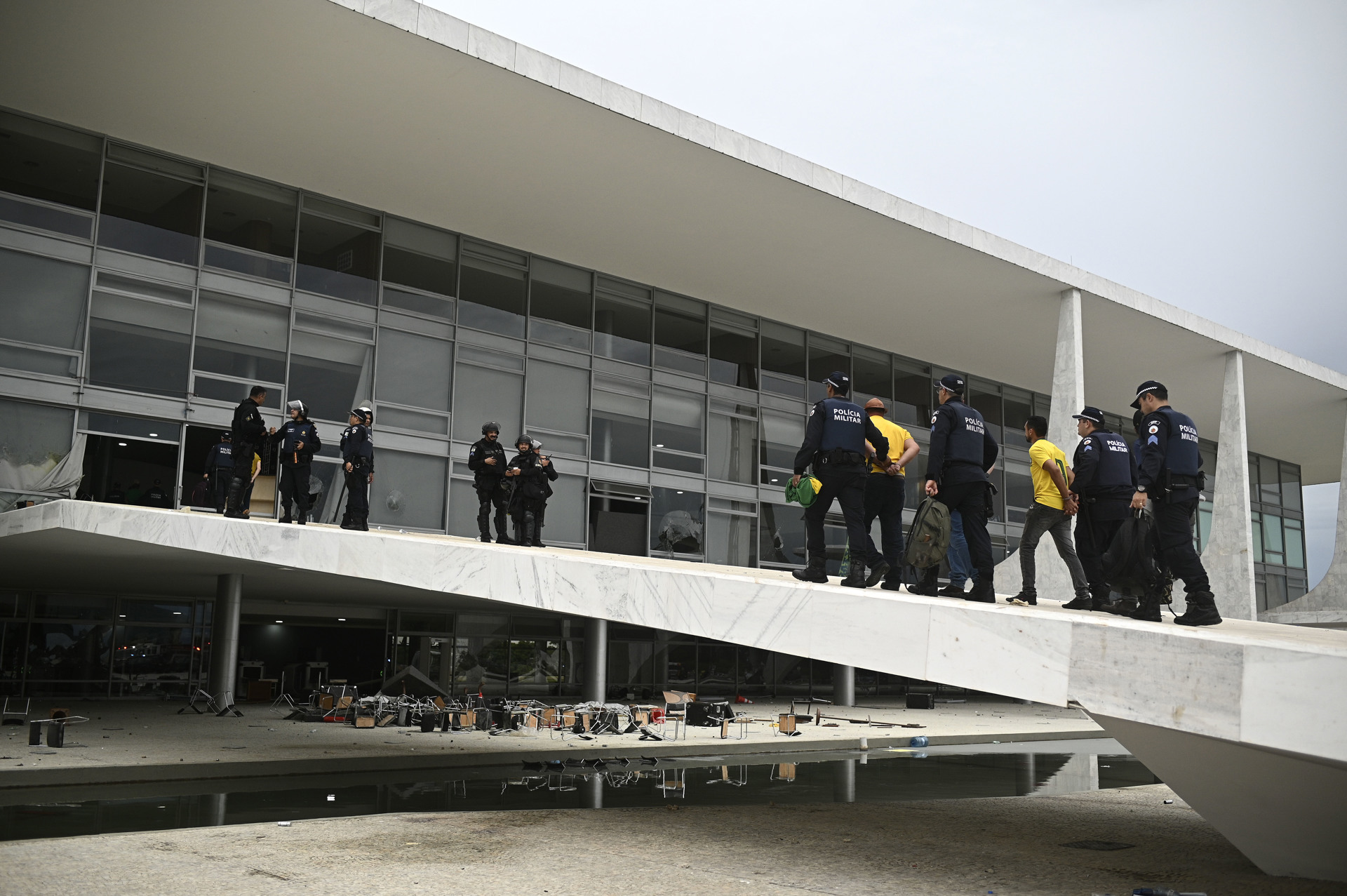 Al menos 10 periodistas agredidos durante disturbios en capital de Brasil