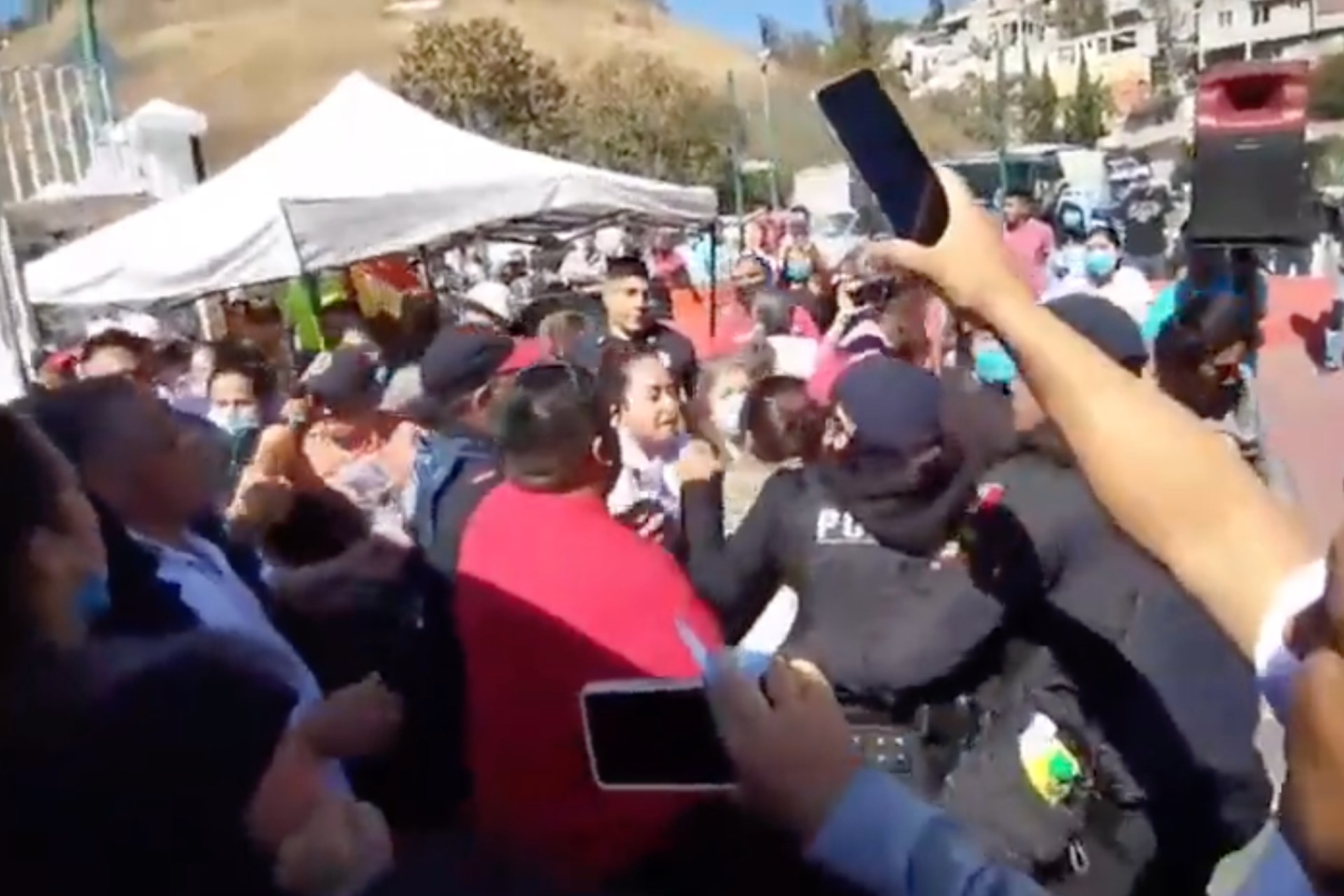 Martí Batres y Lía Limón intercambian acusaciones tras ataque de golpeadores en evento de Día de Reyes