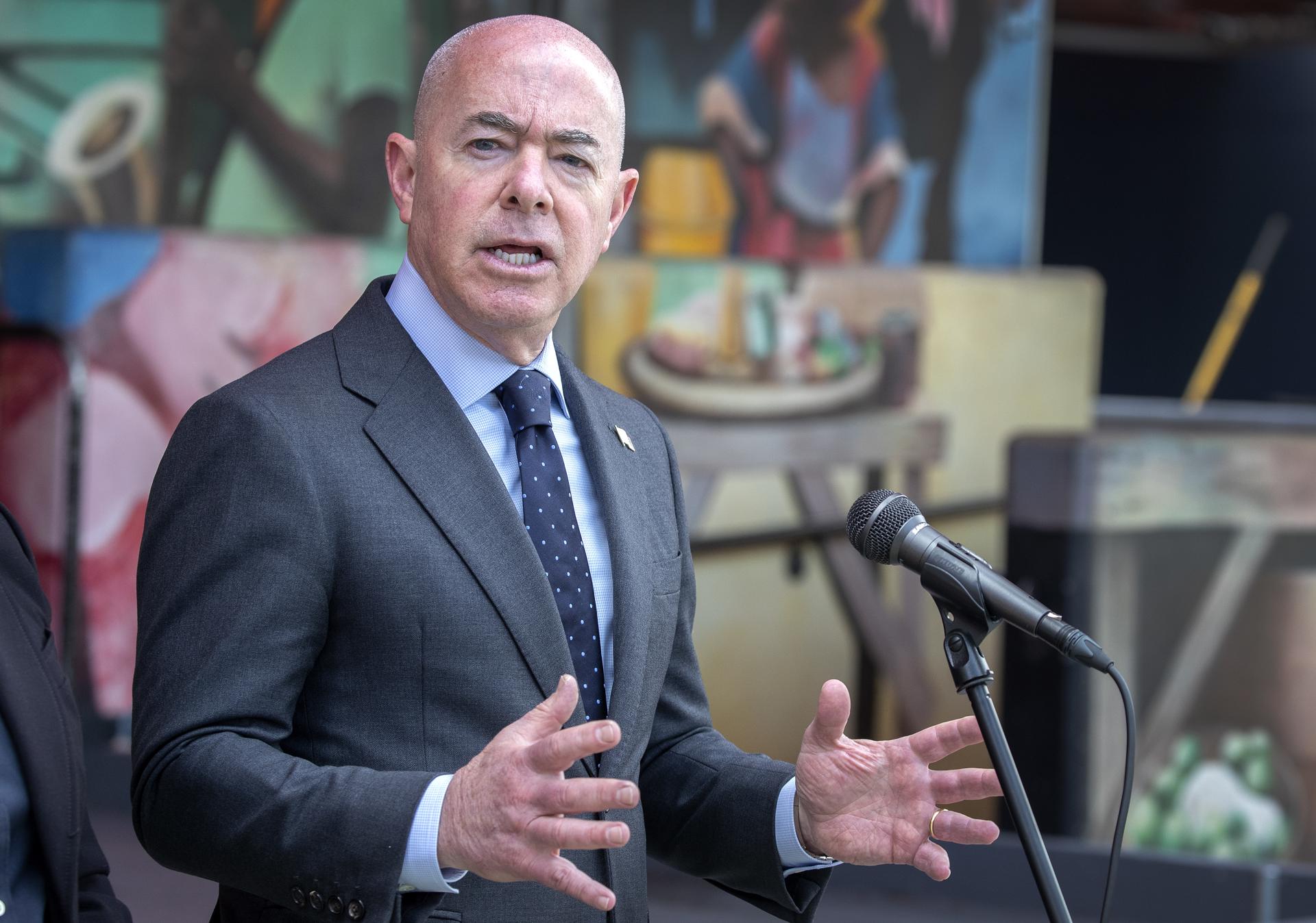 Mayorkas defiende el programa migratorio humanitario de Biden en Miami Mayorkas defiende el programa migratorio humanitario de Biden en Miami