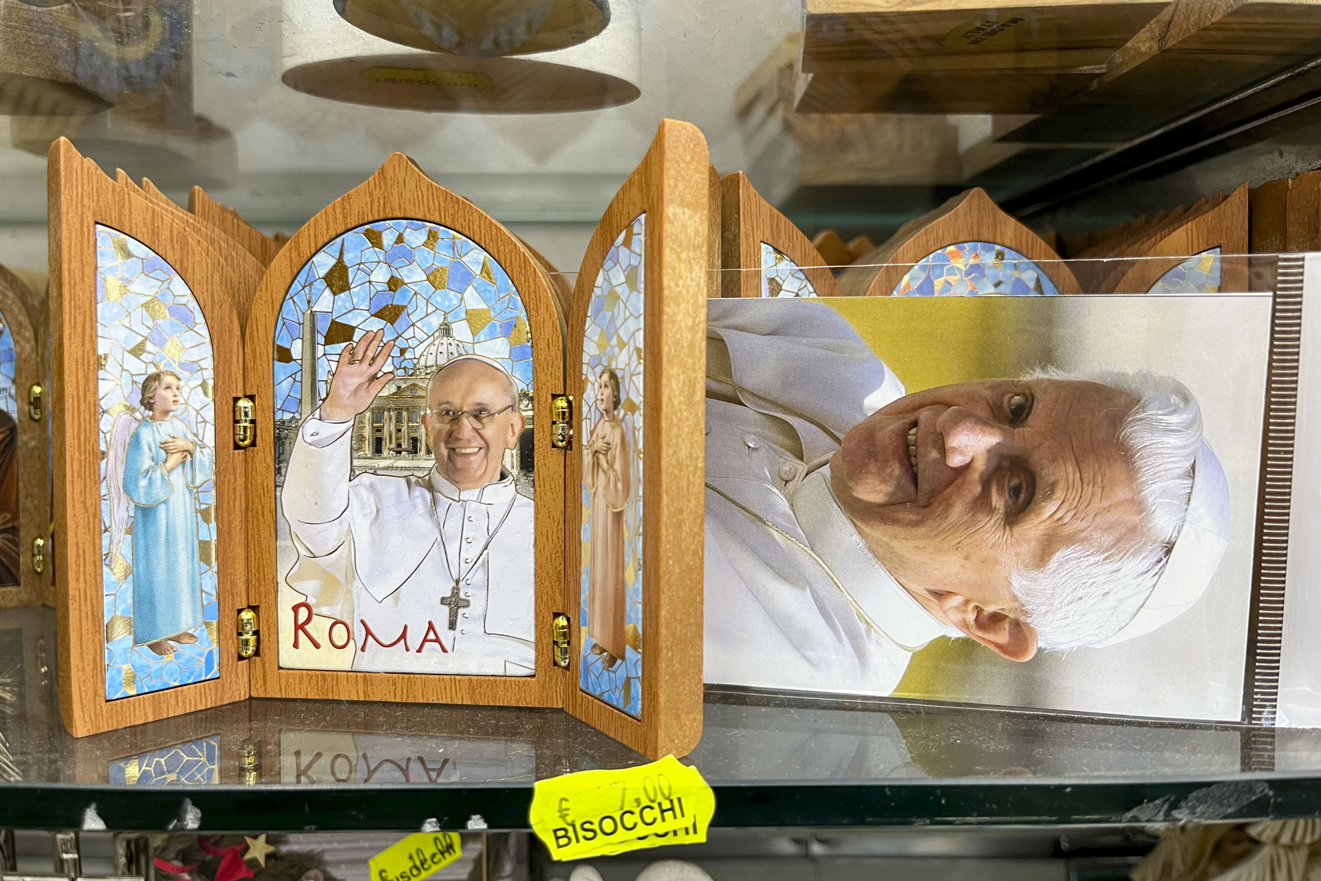 Benedicto XVI, un papa breve y distante para los latinoamericanos