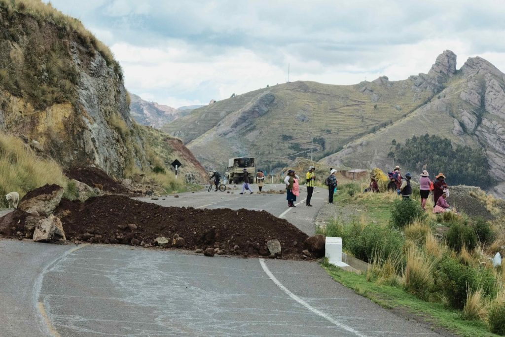 Murió otro paciente en carretera de Perú por bloqueo de manifestantes - bloqueo-de-carreteras-en-peru-por-manifestantes-1024x683