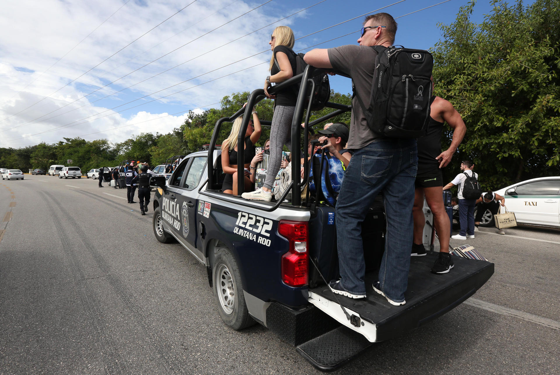 Conflicto entre taxistas y Uber en Cancún, inflado y parte de una campaña: AMLO