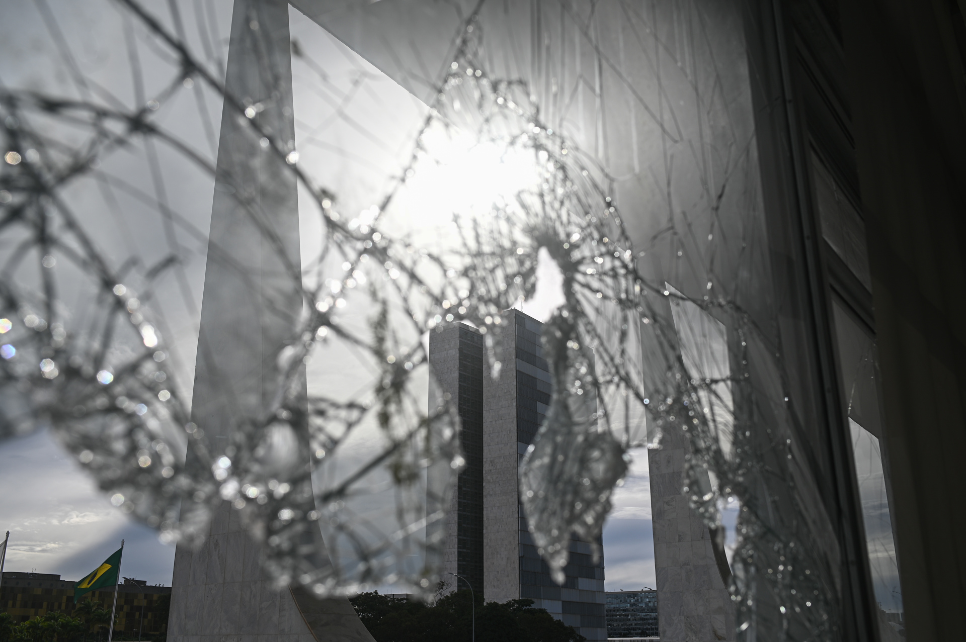 Brasilia amenace con el orden público bajo control pero con rastros de destrucción