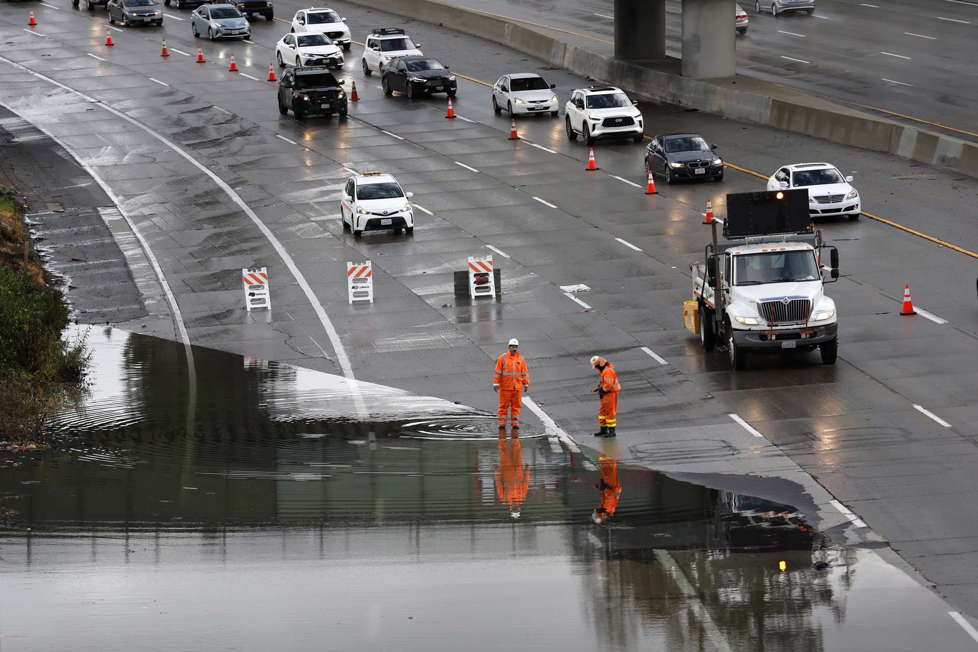 California sigue en alerta por tormentas que dejan ya 14 muertos