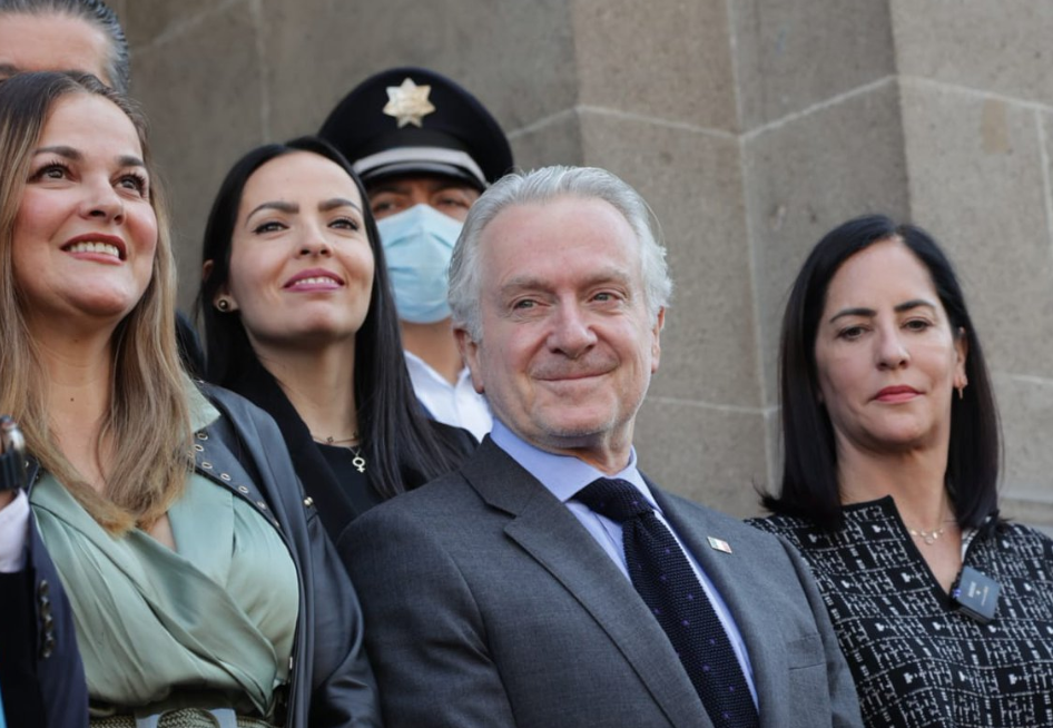 Entrega Santiago Creel acción de inconstitucionalidad respecto al Plan B de AMLO