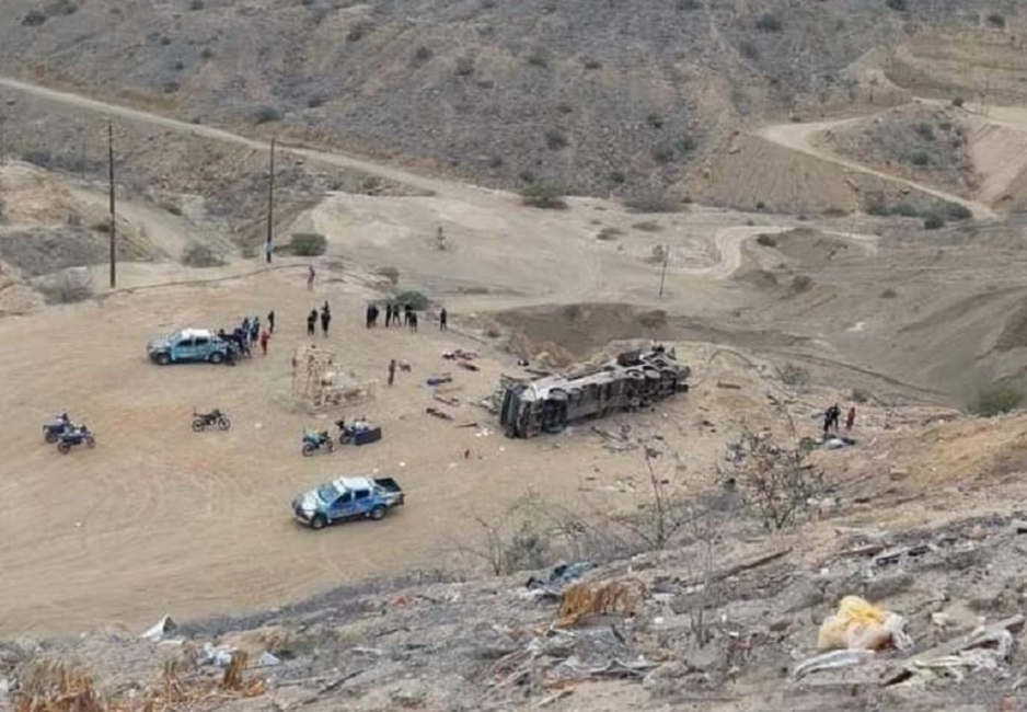 Vuelca camión a precipicio en Perú; hay 20 muertos Vuelca camión a precipicio en Perú; hay 20 muertos