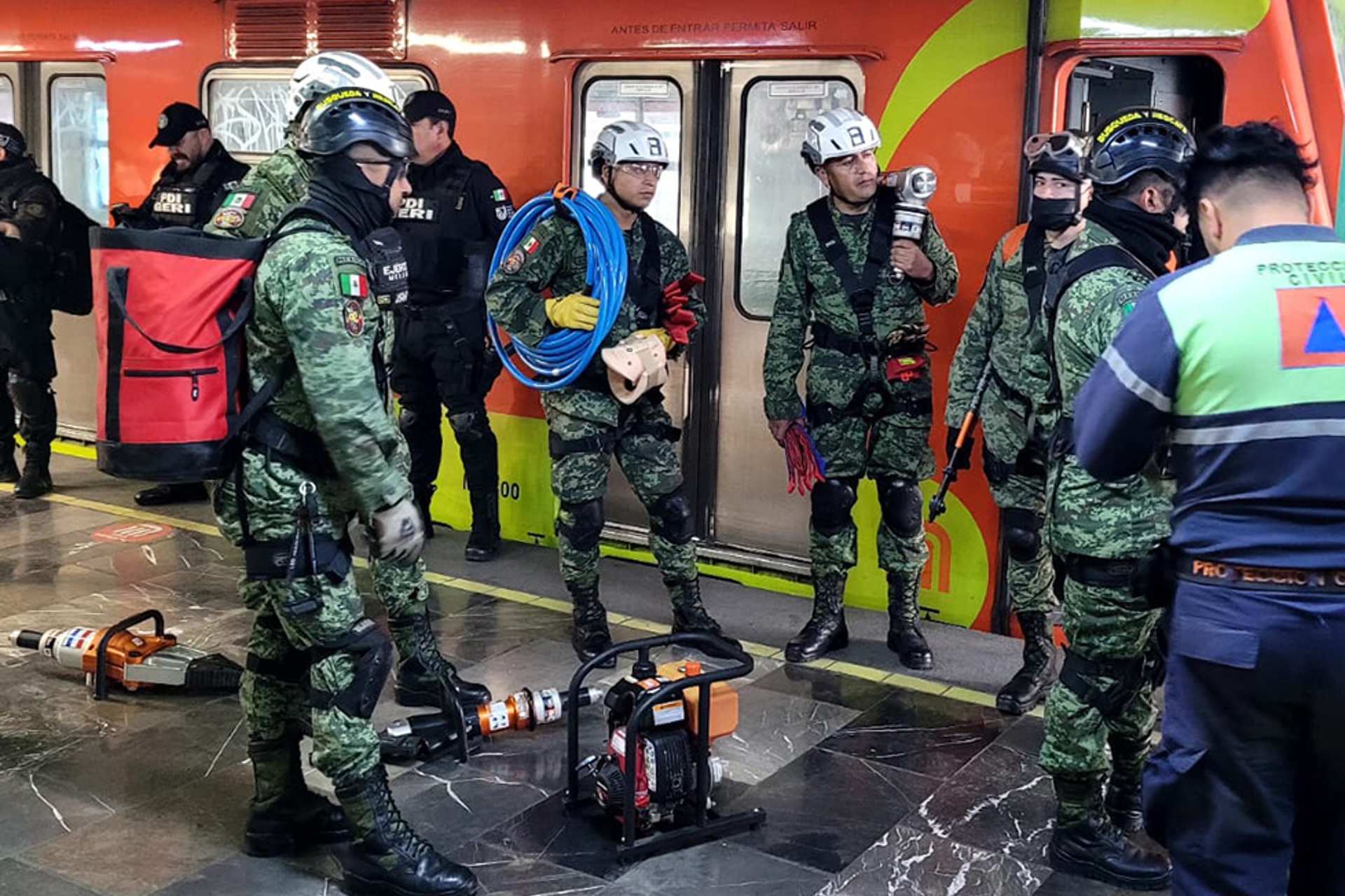 Sedena aplica plan DN-III tras choque de trenes en Metro CDMX Sedena aplica plan DN-III tras choque de trenes en Metro CDMX