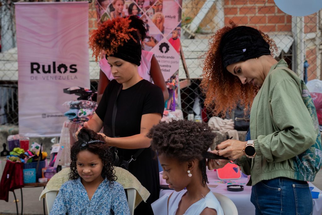 El cabello afro, una forma de activismo que cobra fuerza en Venezuela - el-cabello-afro-una-forma-de-activismo-que-cobra-fuerza-en-venezuela-2-1024x683