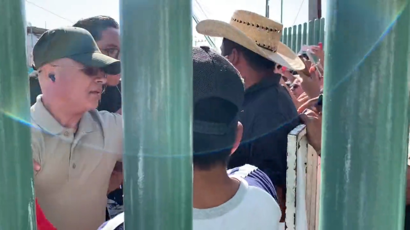 #Video Elementos de seguridad empujan a niño que quería acercarse a AMLO