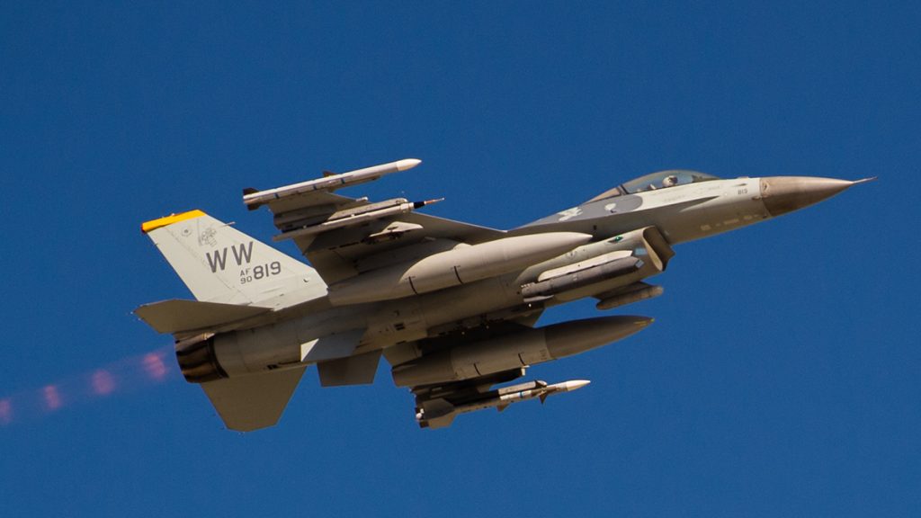 EE.UU. ayudará a entrenar a pilotos ucranianos en el manejo de cazas F-16 - f-16-fighting-falcon-de-la-fuerza-aerea-de-eeuu-1024x576
