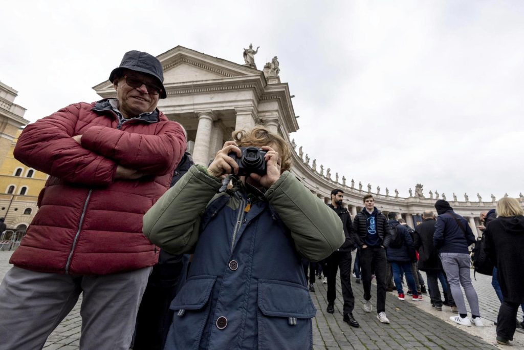 Una multitud silenciosa para despedir a Benedicto XVI - fila-en-el-vaticano-para-dar-ultimo-adios-a-benedicto-xvi-1024x683