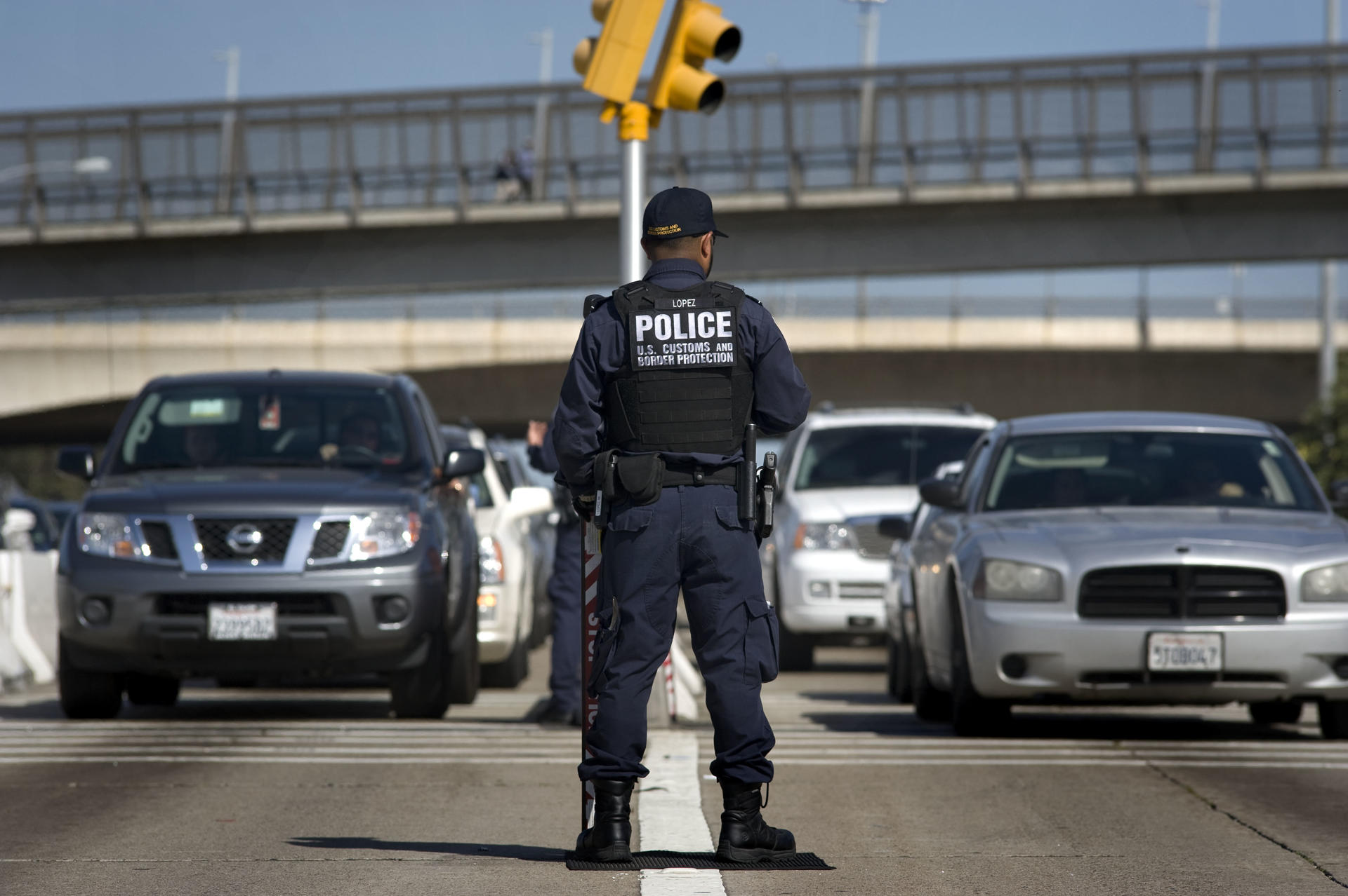 Acusan en EE.UU. de tráfico de armas a un hombre tras inspección fronteriza