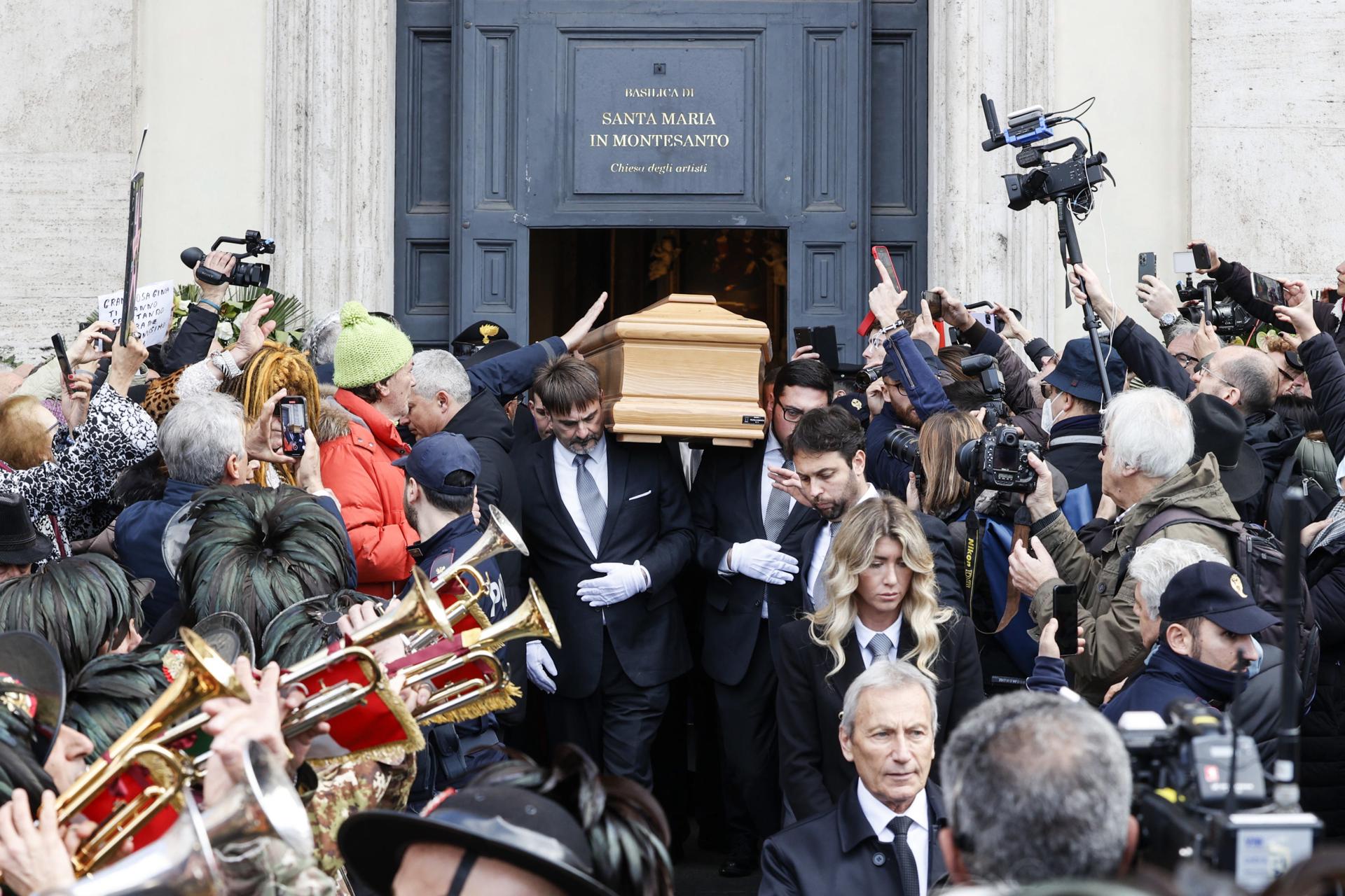 Gina Lollobrigida, despedida con aplausos en su funeral Gina Lollobrigida, despedida con aplausos en su funeral