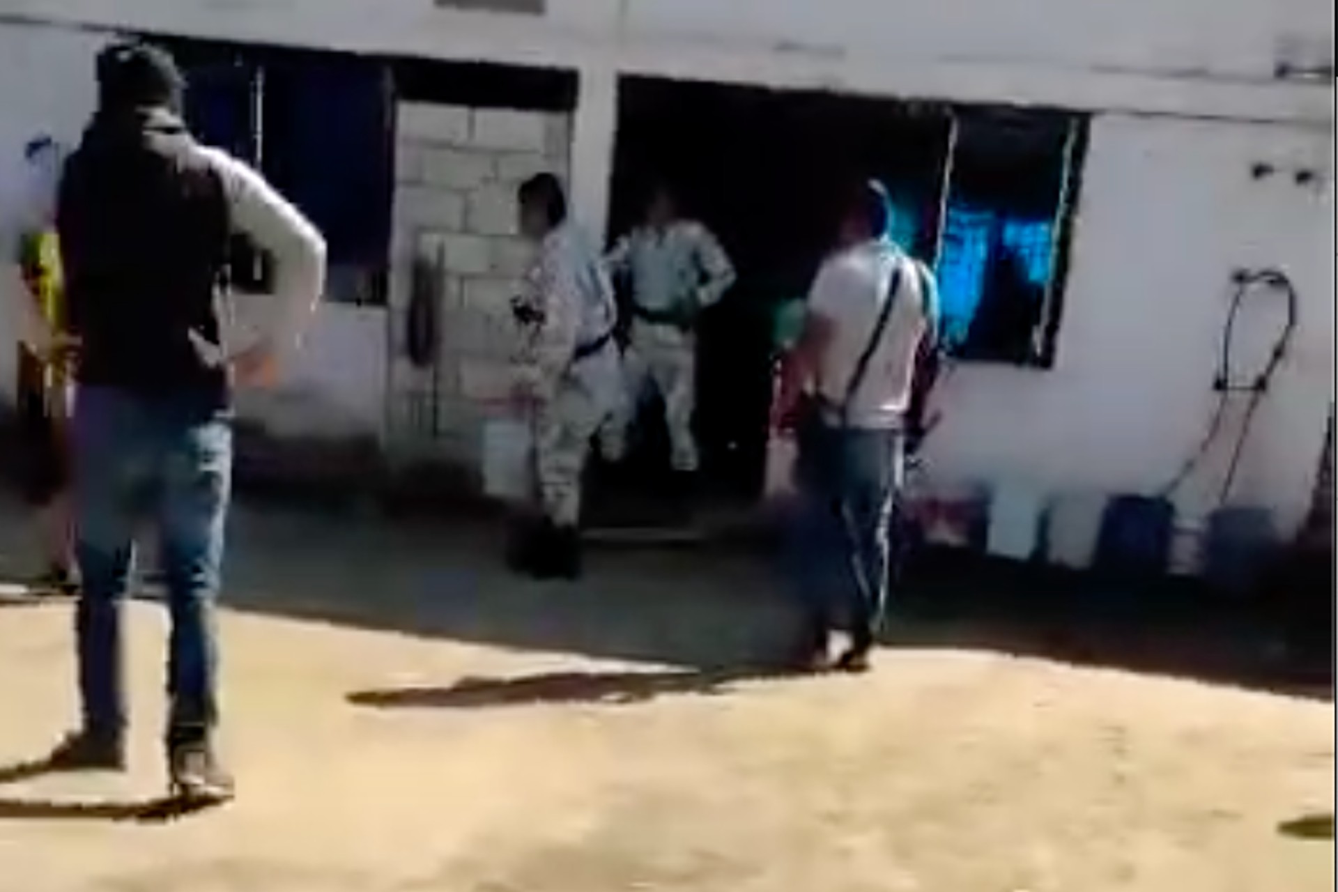 #Video Civiles agreden y desalojan a Guardia Nacional en Comalapa, Chiapas #Video Civiles agreden y desalojan a Guardia Nacional en Comalapa, Chiapas