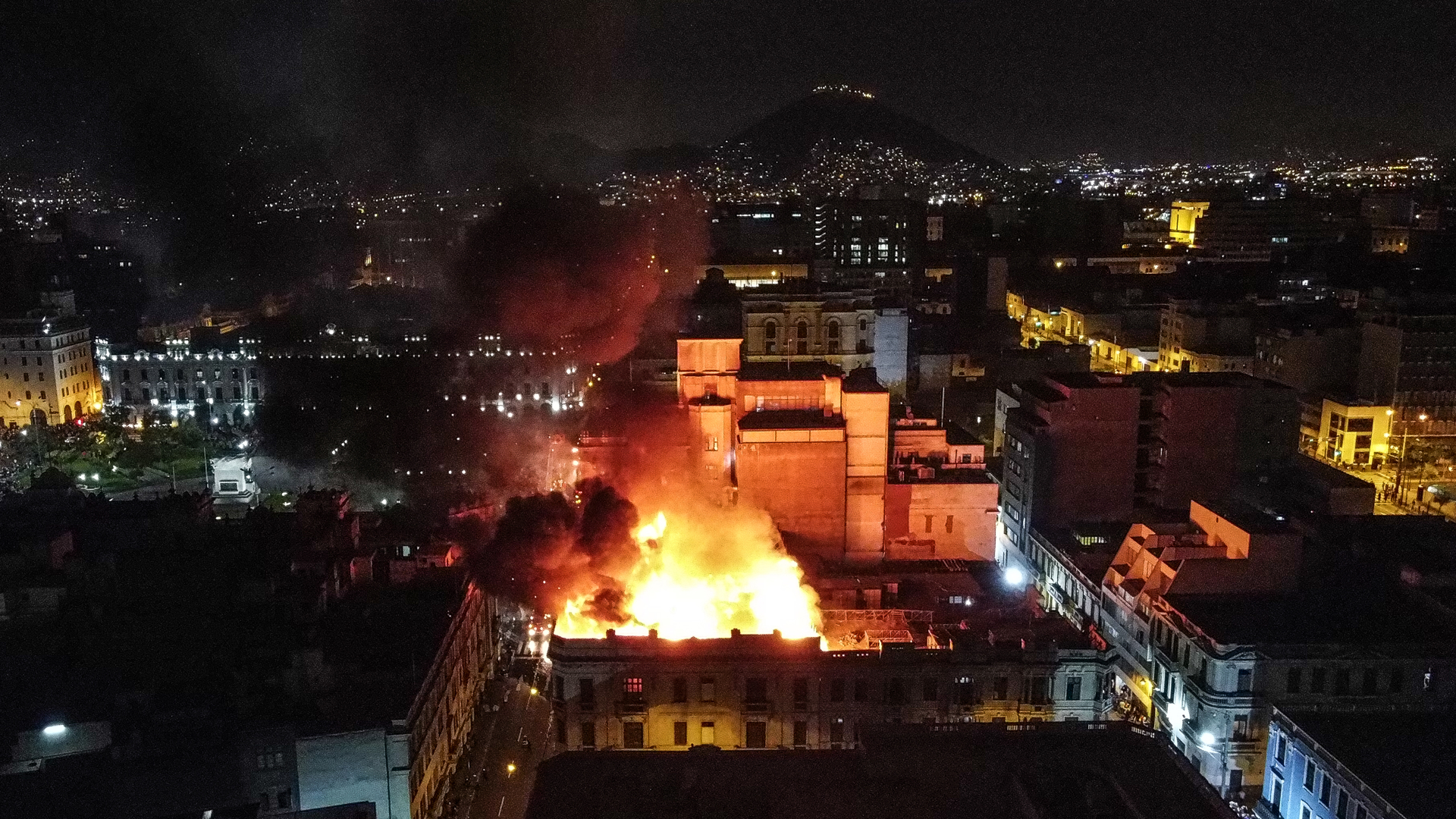 Incendio arrasa una casona en el centro de Lima, cerca de la Plaza San Martín