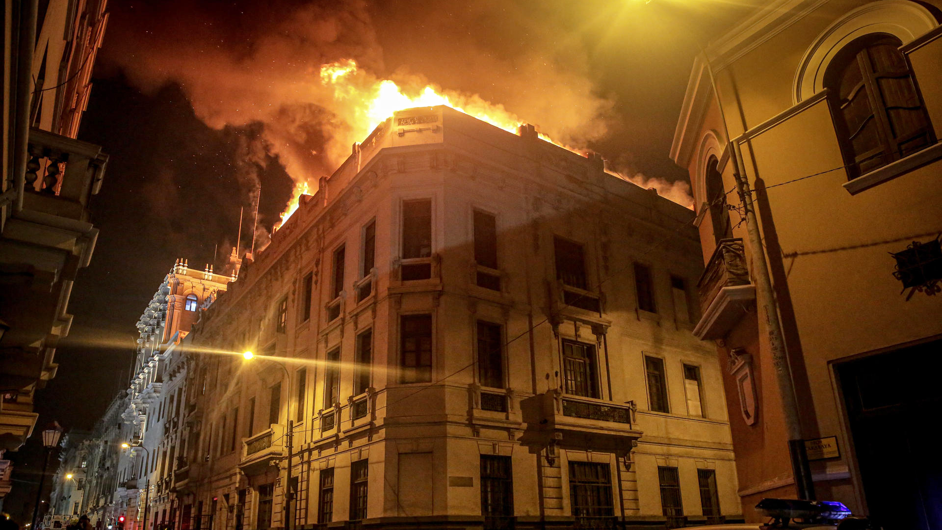 #Video Continúa extinción de incendio en casona de Lima
