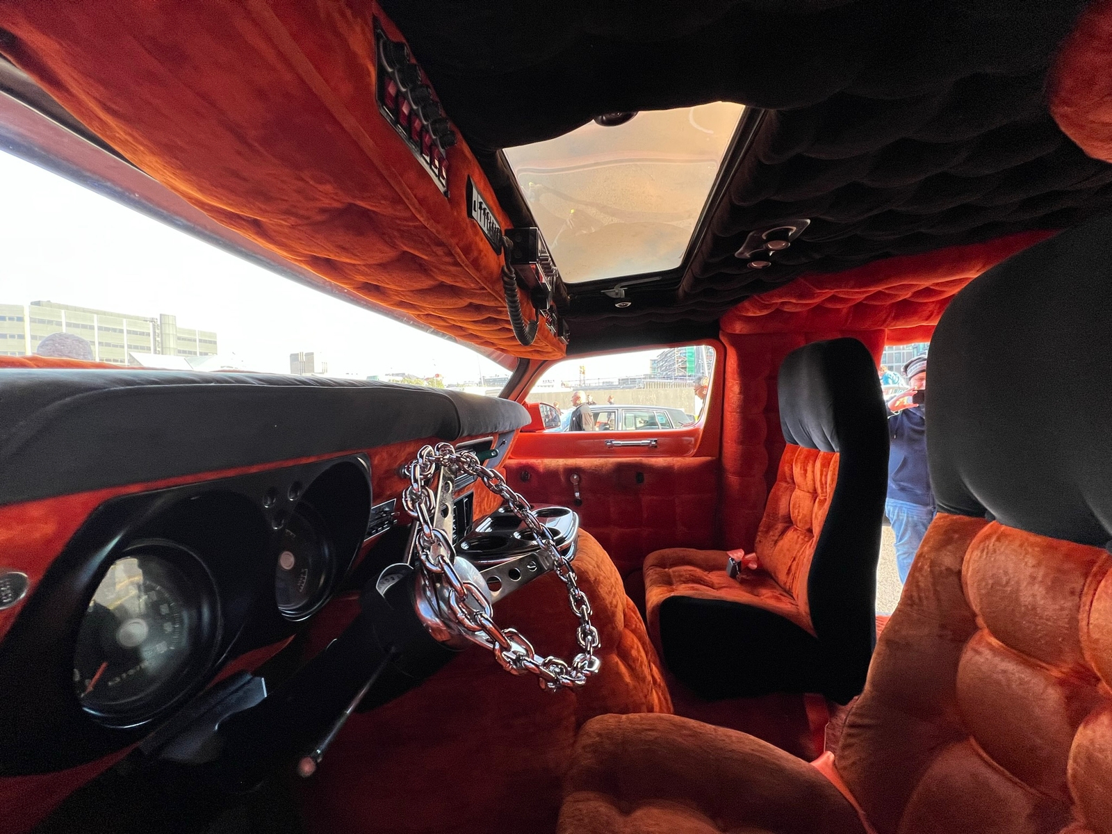 El divertido y exótico desfile de autos clásicos en Reikiavik, Islandia