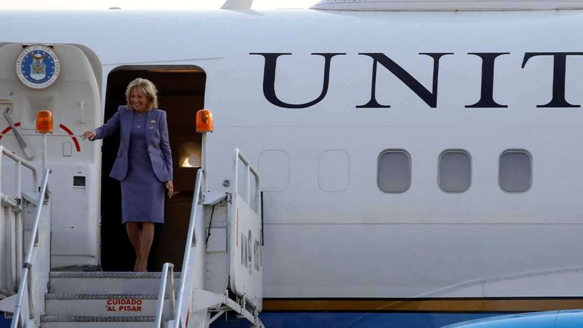 Jill Biden aterriza en el AICM; la recibe Beatriz Gutiérrez
