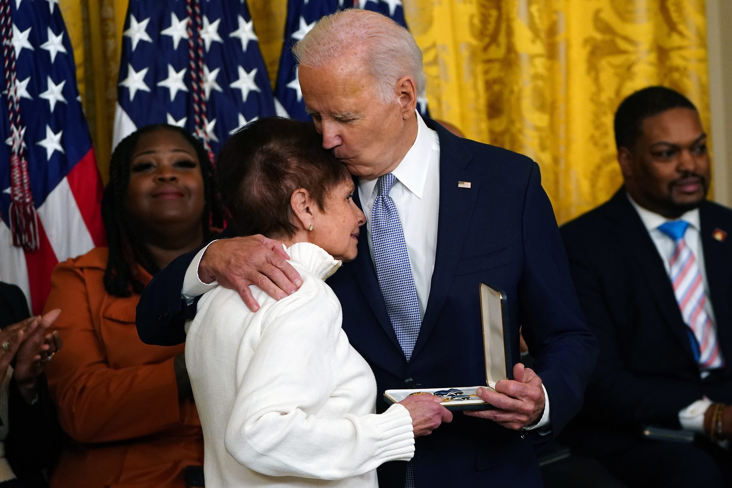 Biden honra a policías y funcionarios en aniversario de asalto al Capitolio