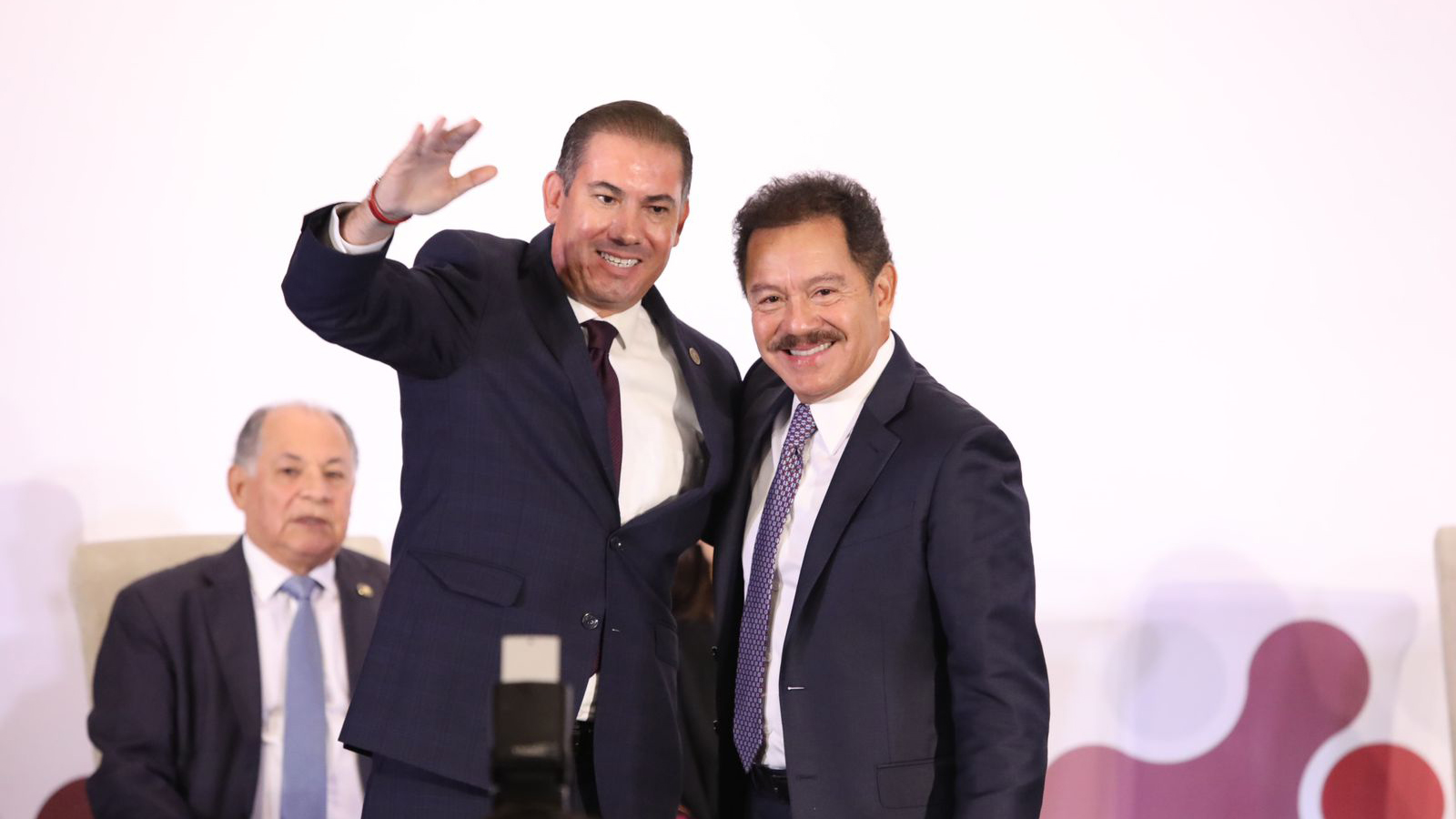 Diputado Justino Arriaga abandona al PAN y se une a Morena