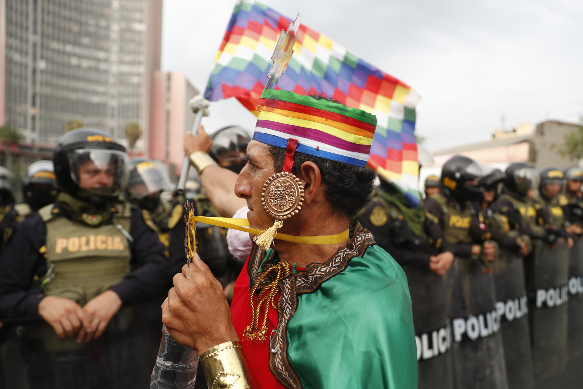 Miles de manifestantes antigubernamentales marchan nuevamente en Lima Miles de manifestantes antigubernamentales marchan nuevamente en Lima