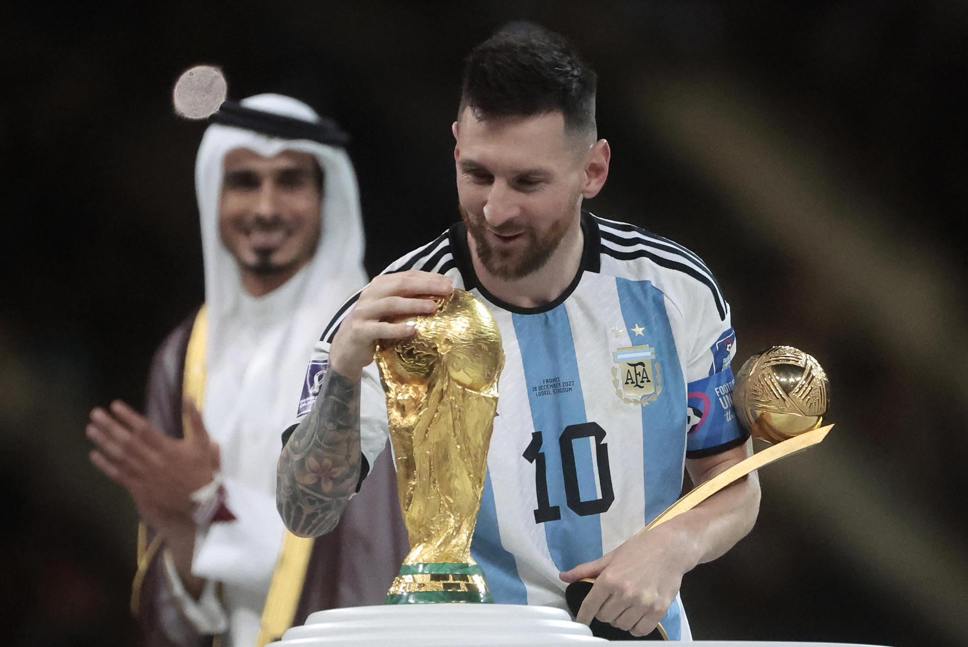 Messi dice que le “hubiese gustado” recibir la copa del mundo de manos de Maradona