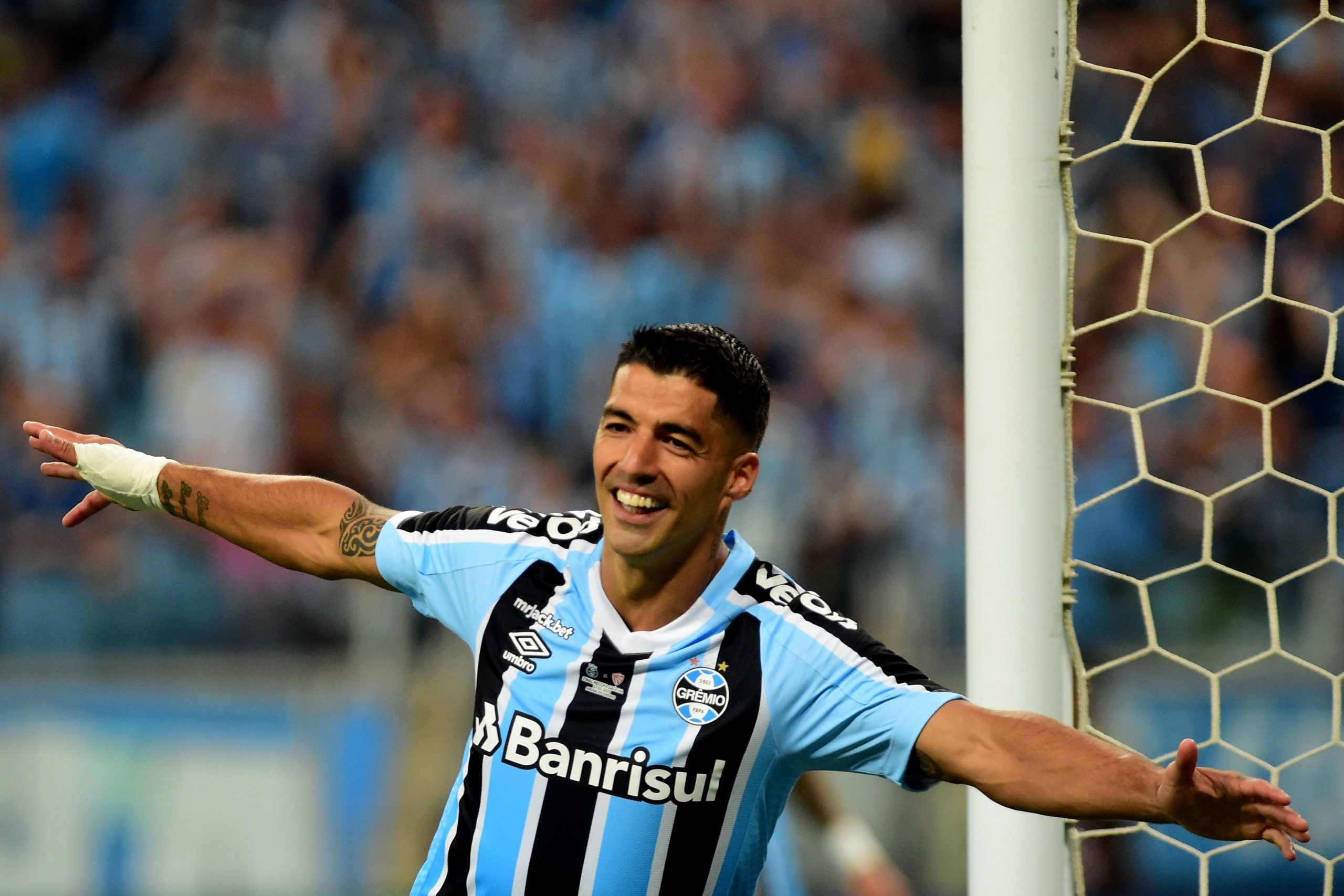 Luis Suárez brilla en su debut en Brasil con un triplete para el Gremio