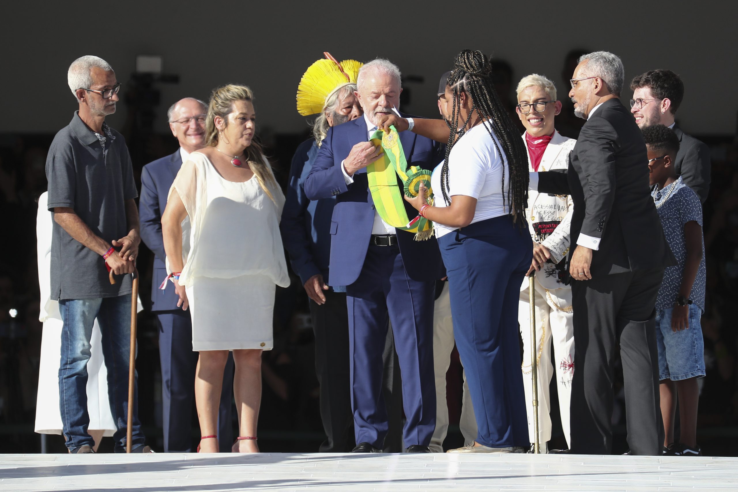 Gente del pueblo le entrega a Lula banda presidencial ante la ausencia de Bolsonaro