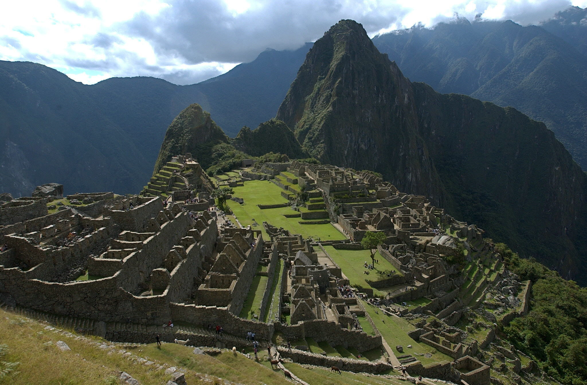 Cierran indefinidamente Machu Picchu por protestas en Perú