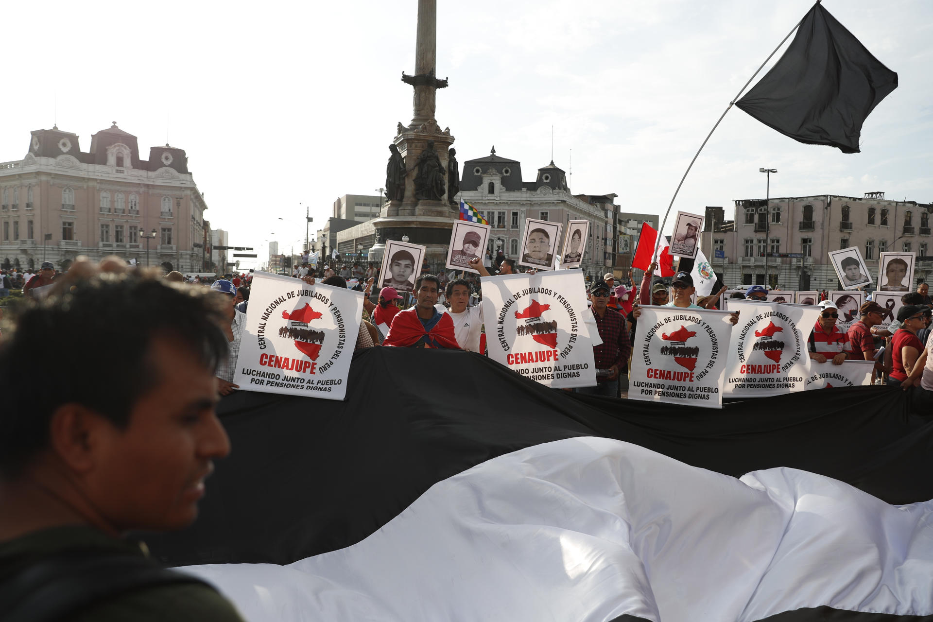 Incertidumbre política ensombrece la economía de Perú Incertidumbre política ensombrece la economía de Perú