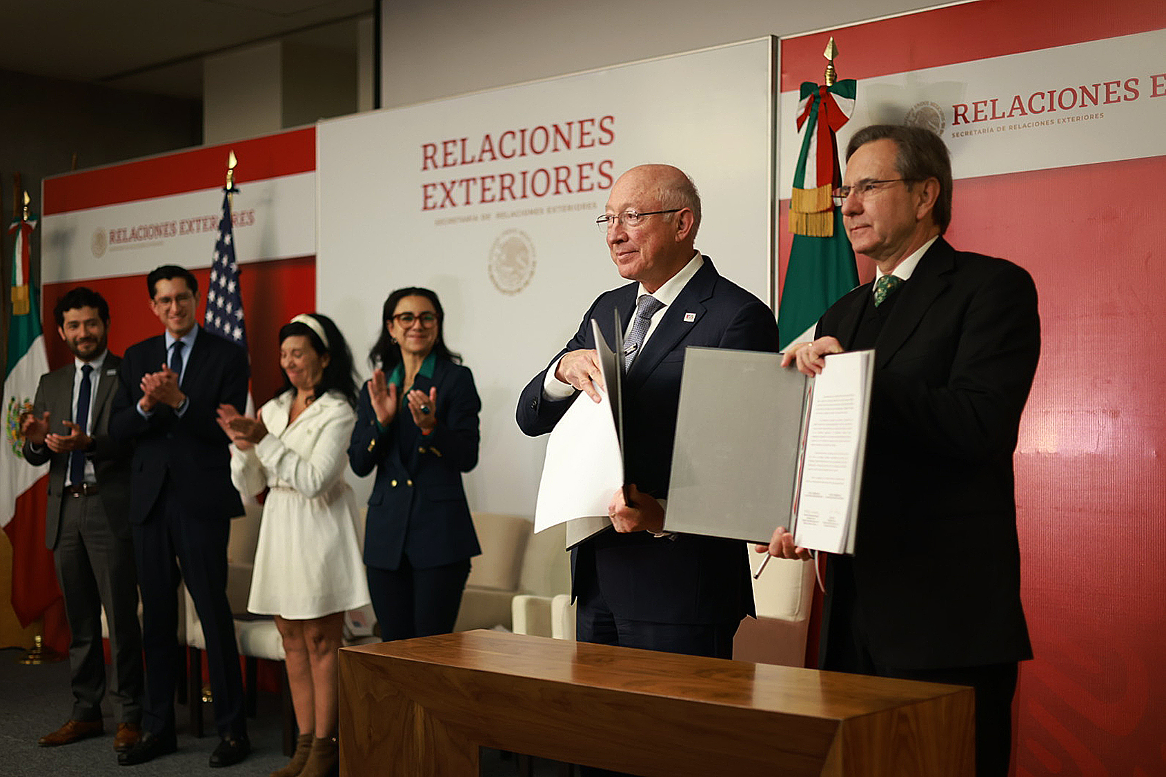 México y Estados Unidos firman memorandos de trabajo y migración de menores