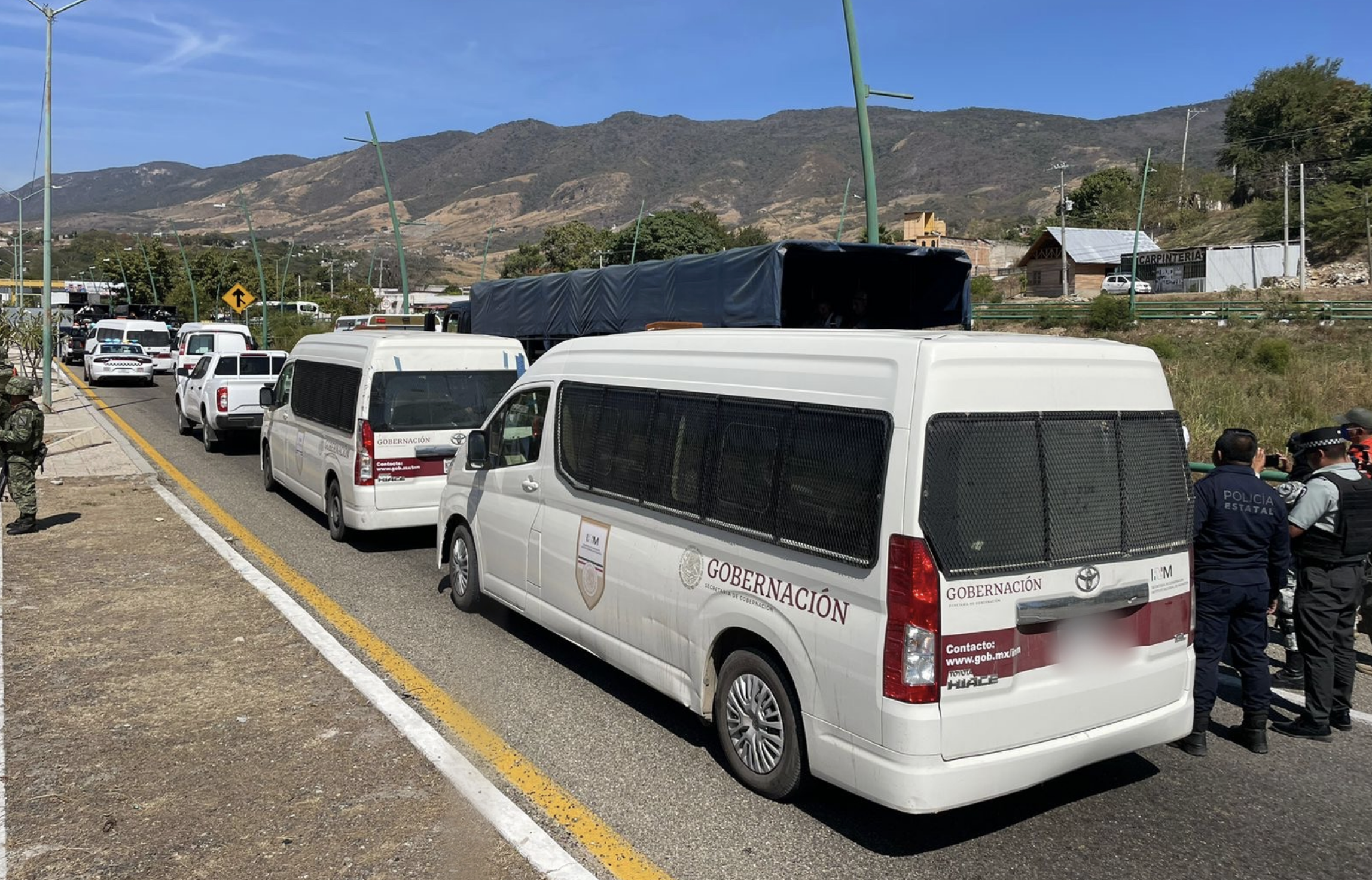 Hallan a más de 250 migrantes hacinados en un tráiler en Chiapas Hallan a más de 250 migrantes hacinados en un tráiler en Chiapas