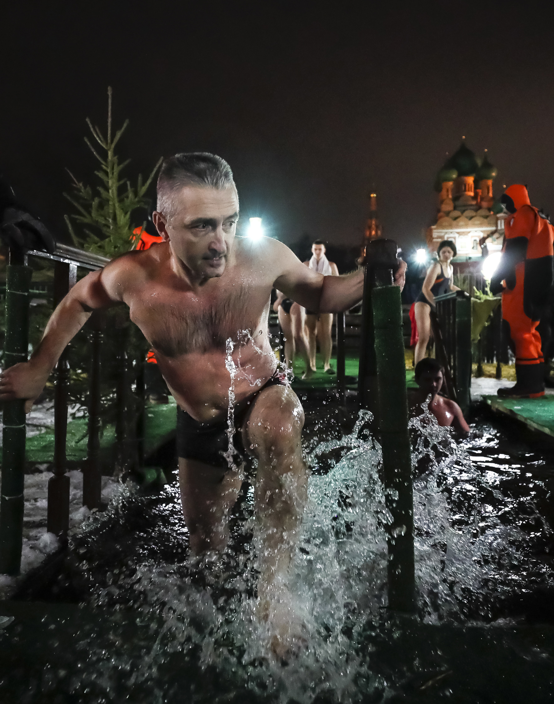 Miles de personas en todo el mundo reciben la Epifanía ortodoxa con baños helados Miles de personas en todo el mundo reciben la Epifanía ortodoxa con baños helados