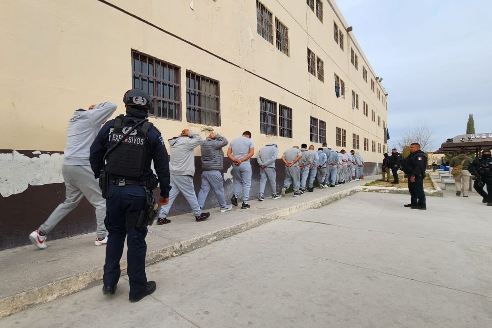 Aseguran armas, dinero y aparatos electrónicos en Cereso 3 de Ciudad Juárez Aseguran armas, dinero y aparatos electrónicos en Cereso 3 de Ciudad Juárez