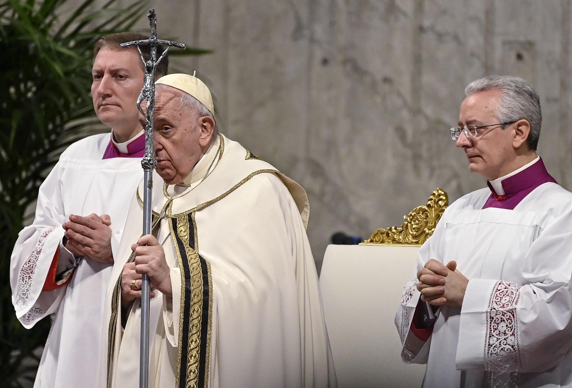 Papa Francisco alerta contra “sedación” del consumismo en misa de Reyes Magos Papa Francisco alerta contra “sedación” del consumismo en misa de Reyes Magos