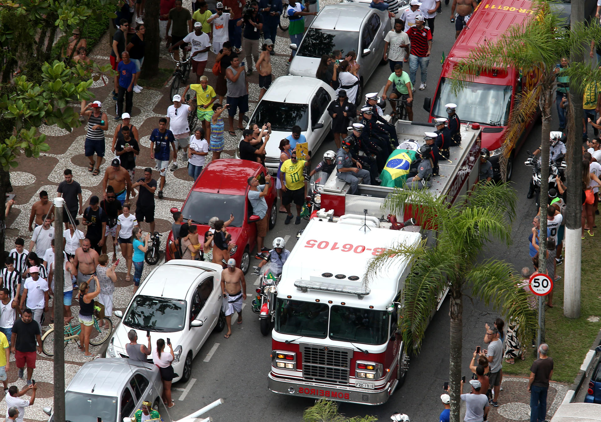 Restos de Pelé llegan al cementerio de Santos para ser sepultados