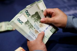 peso mexicano pesos estados crisis ingresos México salario mínimo ingresos tributarios deuda lunes negro reforma fiscal Gobierno bancos 16 septiembre pobreza laboral