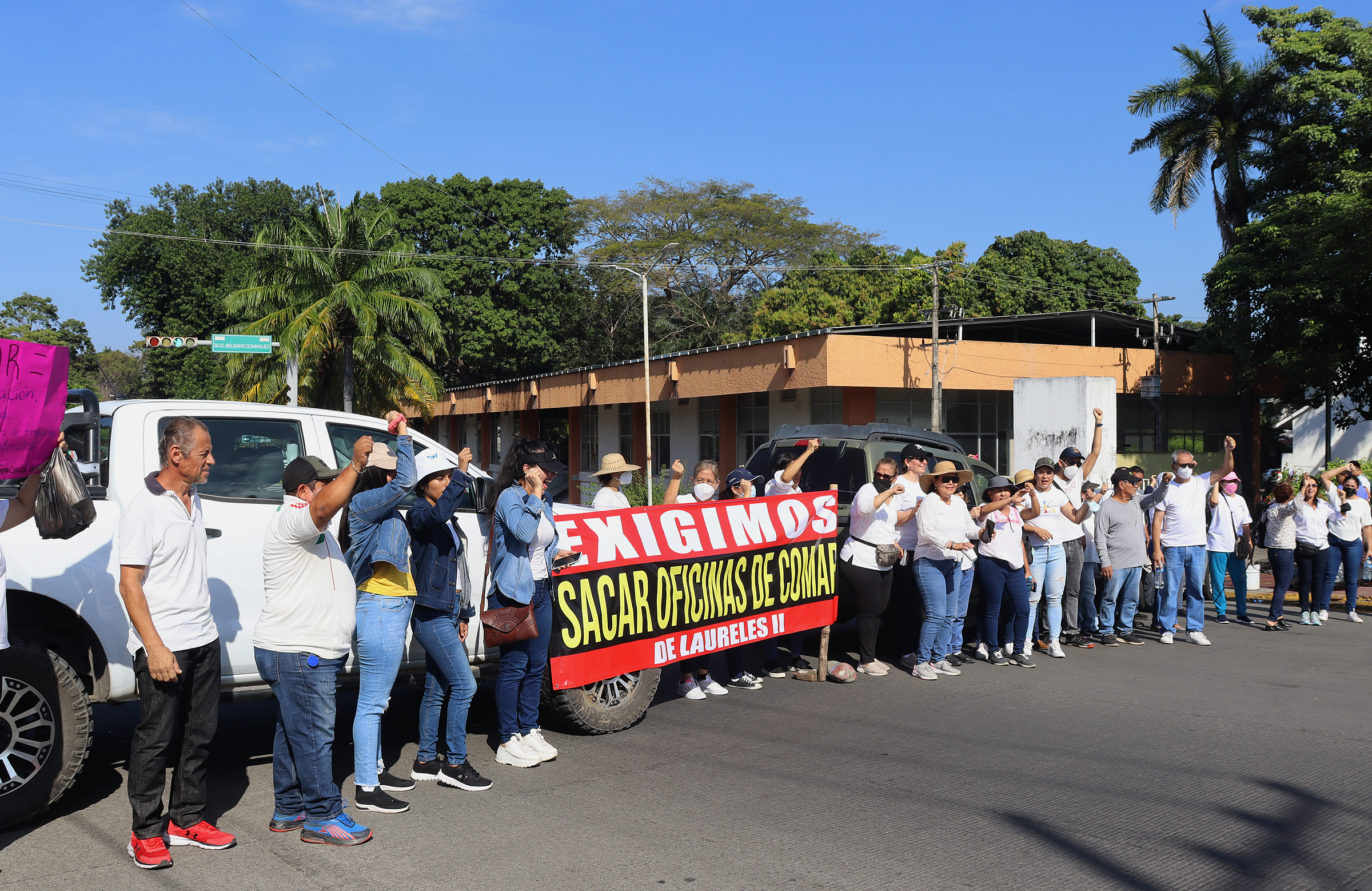Protestan para exigir reubicación de oficinas de Comar en Tapachula