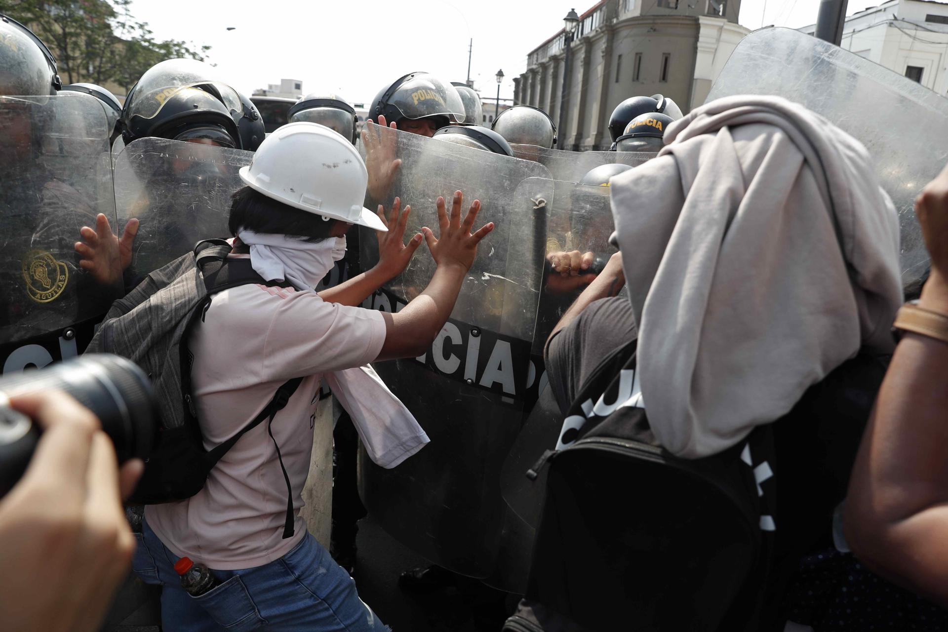 Papa Francisco pide fin de la violencia en Perú por crisis política