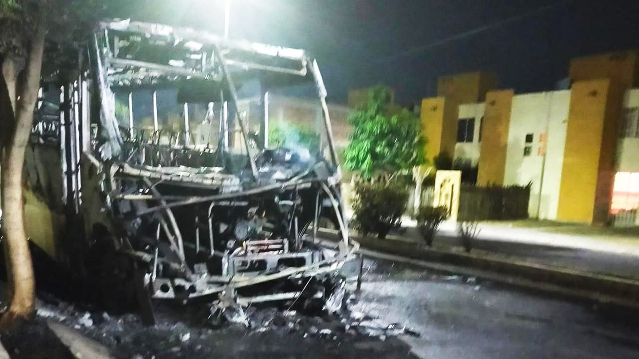 #Video Queman autos y tiendas en nueva jornada de violencia en Guanajuato #Video Queman autos y tiendas en nueva jornada de violencia en Guanajuato