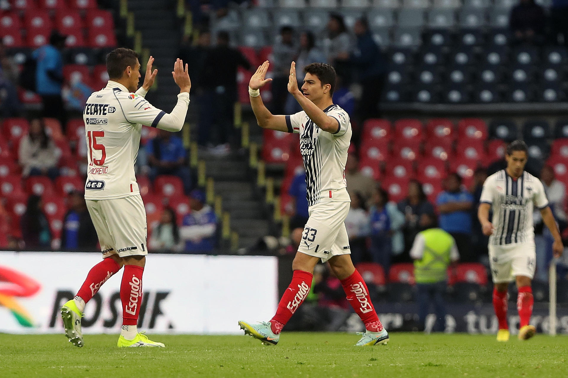 Rayados supera a Cruz Azul en el Estadio Azteca