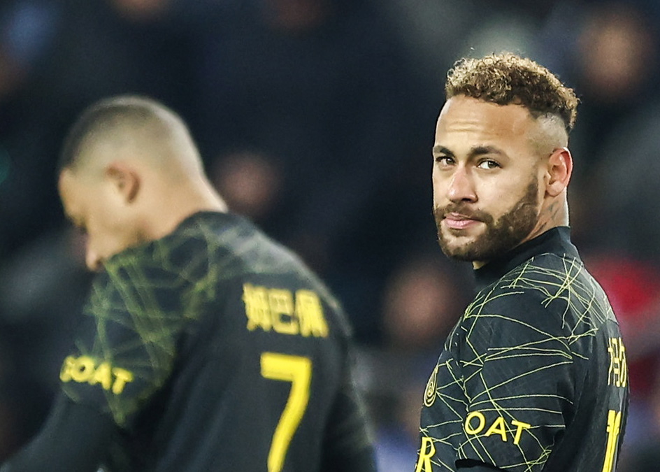 Recuperan balón autografiado por Neymar robado en ataque golpista en Brasil