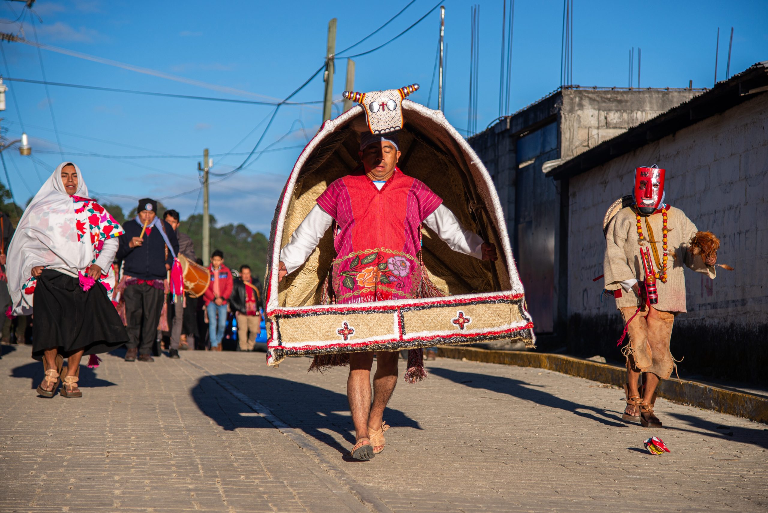 Tzotziles danzan por el Día de Reyes en Zinacantán Tzotziles danzan por el Día de Reyes en Zinacantán